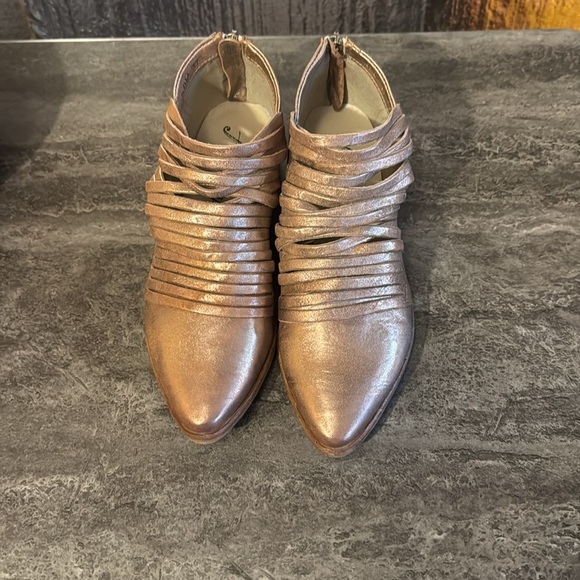 FREE PEOPLE Lost Valley Leather Ankle Boots Strappy in Gold/Bronze. Size 37 - Picture 2 of 7